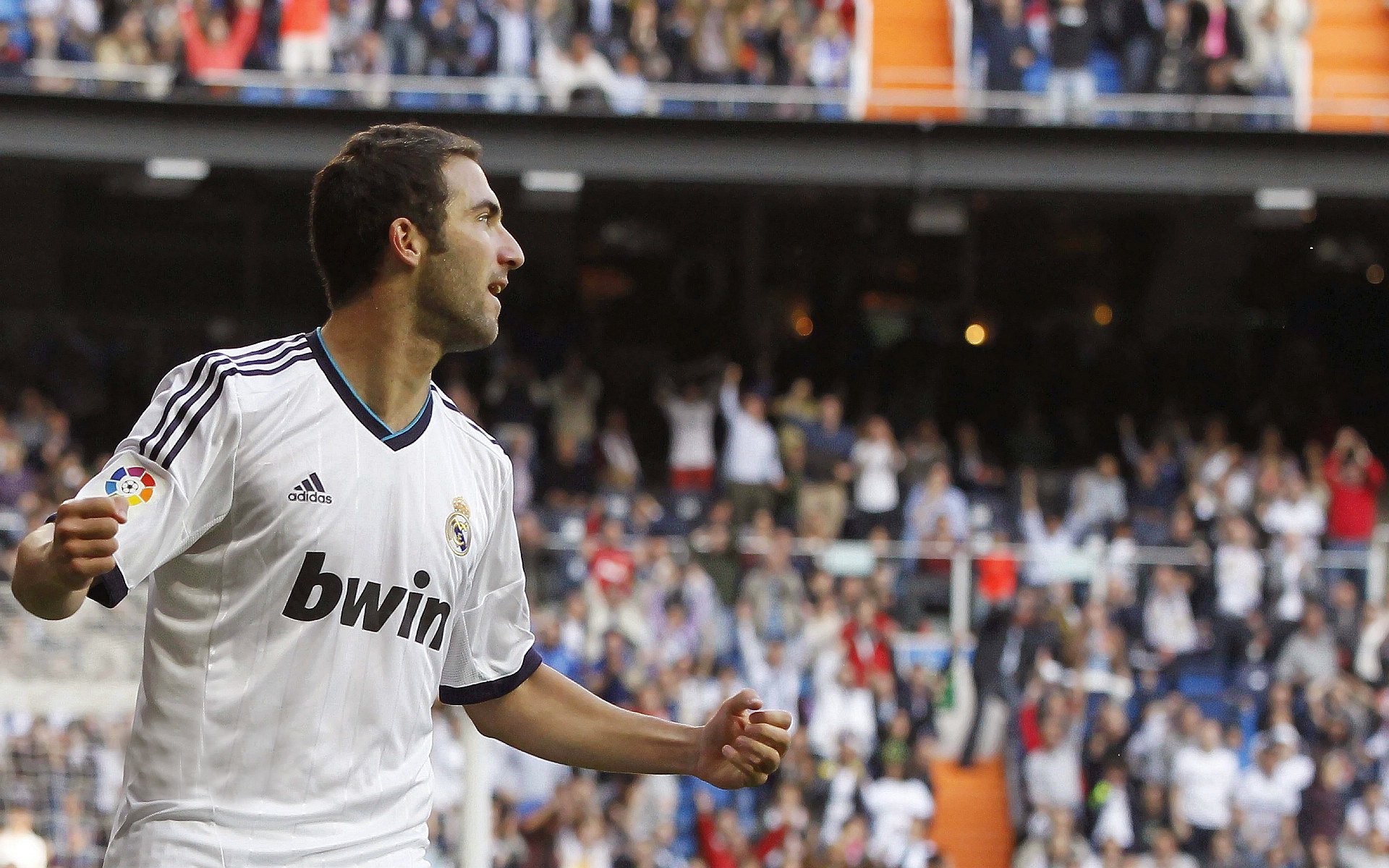 开云体育网址-季后赛逆袭:库里在第二轮连续击出多记“远射”,库里首次季后赛